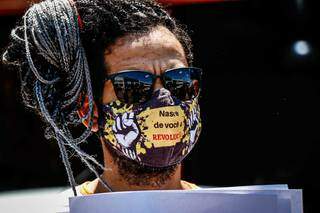 Manifestantes fazem protesto contra racismo e comerciante aciona PM