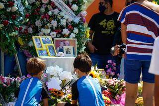 Entre flores e retratos, alunos deixaram carinho na despedida da professora. (Foto: Henrique Kawaminami)