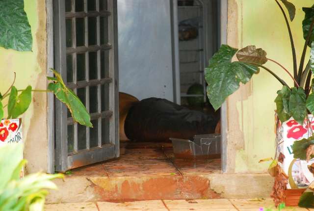 Homem tenta matar a ex, mas morre ao ser desarmado e esfaqueado por ela