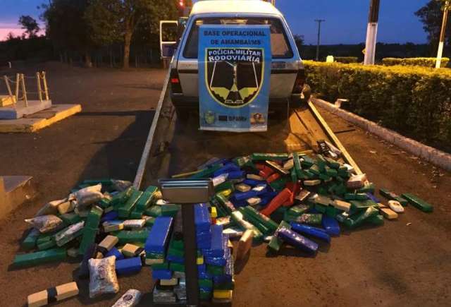 Adolescente de 16 anos &eacute; flagrado em carro lotado com 242 kg de maconha 