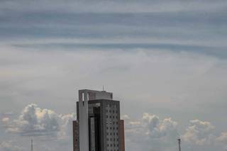 Em Campo Grande, o dia amanheceu aberto, mas nuvens já começam a tomar conta do céu. (Foto: Marcos Maluf)