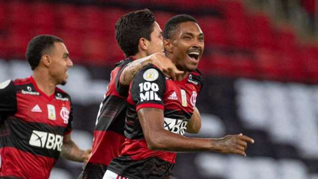 Com 10, Flamengo abre vantagem, toma virada, mas arranca vit&oacute;ria sobre o Bahia