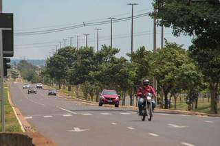 Longo trecho da via não conta com nenhum redutor de velocidade (Foto: Marcos Maluf)