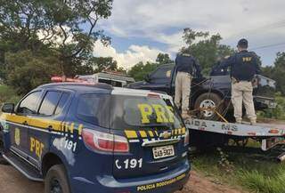 Pol&iacute;cia flagra 153 kg de droga escondida por abacaxis em caminhonete guinchada