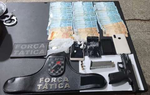 PM acaba com &ldquo;festinha&rdquo; e descobre droga, pistola e dinheiro escondidos em casa