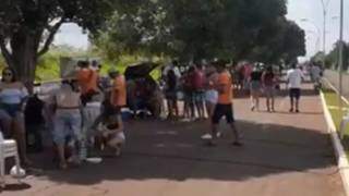 Várias pessoas reunidas no parque de Terenos (Foto: Direto das Ruas)
