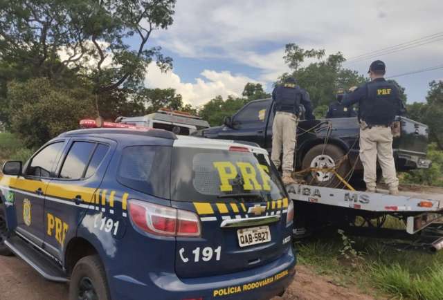 Pol&iacute;cia flagra 153 kg de droga escondida por abacaxis em caminhonete guinchada
