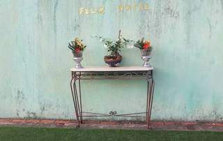 Esta aqui resolveu colocar móvel e vasos de flores além de uma mensagem presa à parede (Foto: Paulo Francis)