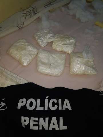 Mulher &eacute; presa tentando entrar em pres&iacute;dio com coca&iacute;na escondida em colch&atilde;o