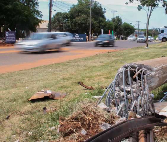 Palco de acidente chocante, avenida tem 2 km sem redutores de velocidade