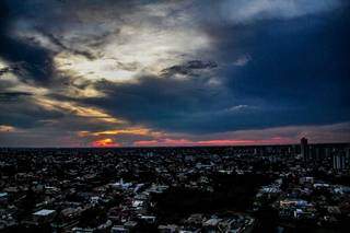 Permitido atualizar o feed: p&ocirc;r do sol rosa encanta e indica boa qualidade do ar