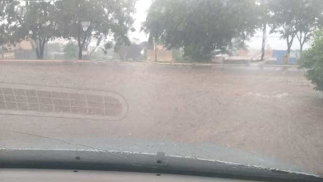 Ruas e avenidas ficam alagadas ap&oacute;s chuva de ver&atilde;o