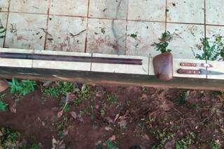 Barra de ferro e facas manchadas de sangue foram recolhidas no local do crime. (Foto: Direto das Ruas)
