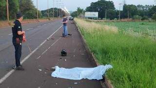 Mulher não resistiu aos ferimentos e morreu na hora. (Foto: Adilson Domingos)