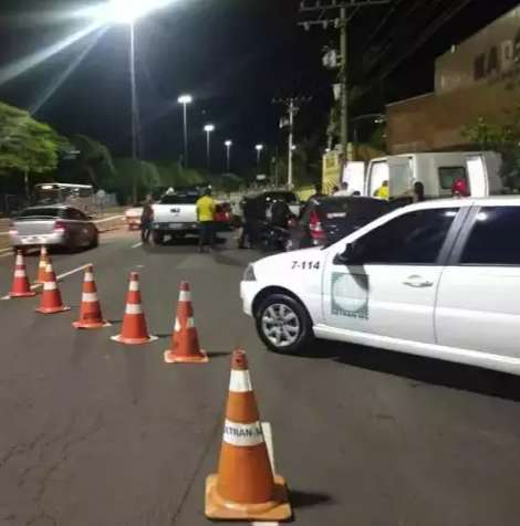 Motorista b&ecirc;bado fura blitz, &eacute; perseguido e preso com filho de 4 anos no carro 