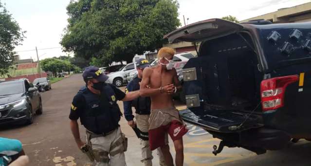 Assaltante ataca taxista e acaba preso andando em rodovia