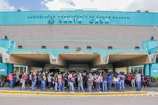 Enfermeiros da Santa Casa amea&ccedil;am &quot;cruzar os bra&ccedil;os&quot; se 13&ordm; sal&aacute;rio n&atilde;o for pago