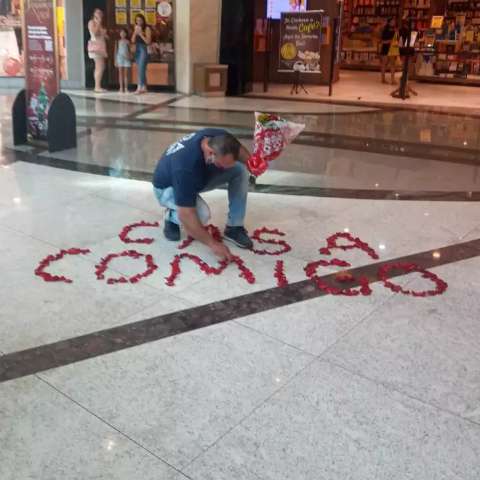 Em shopping, pedido de casamento teve mensagem escrita com rosas