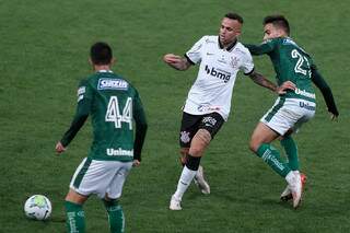 Luan jogador do Corinthians disputa lance com jogador do Goiás durante partida no estádio Arena Corinthians pelo campeonato Brasileiro A 2020. (Foto: Estadão Conteúdo)