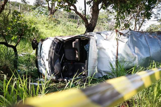 Motorista morre ao perder controle de caminhão-baú, capotar e bater em árvore