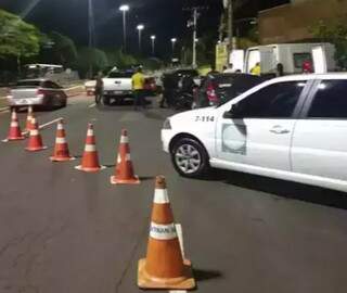 Motorista b&ecirc;bado fura blitz, &eacute; perseguido e preso com filho de 4 anos no carro 