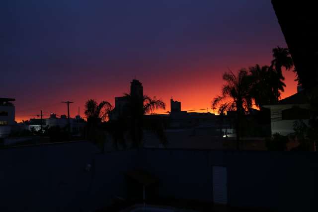 Permitido atualizar o feed: p&ocirc;r do sol rosa encanta e indica boa qualidade do ar