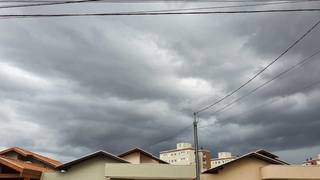 Ruas e avenidas ficam alagadas ap&oacute;s chuva de ver&atilde;o