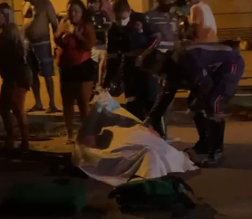Motociclista em alta velocidade bate em traseira de carro e morre 