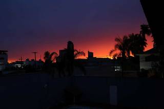 Céu de Campo Grande ganhou paleta de cores mais vibrantes, no pôr do sol (Foto: Kísie Ainoã)