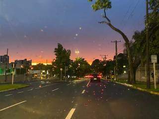 Permitido atualizar o feed: p&ocirc;r do sol rosa encanta e indica boa qualidade do ar