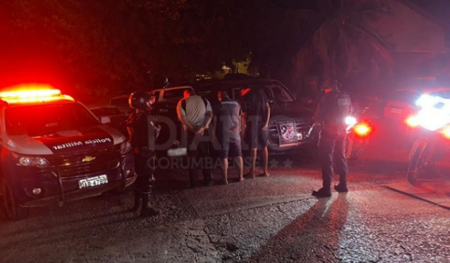 Ap&oacute;s troca de tiros, tr&ecirc;s s&atilde;o presos por roubo de caminhonete e sequestro 
