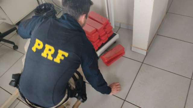Passageiro de &ocirc;nibus &eacute; preso com mala &quot;recheada&quot; de maconha na BR-163