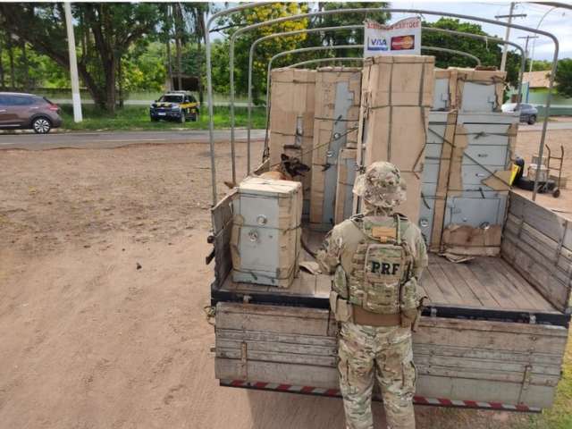 Quase meia tonelada de maconha &eacute; encontrada em cofres que seguiam para a Bahia