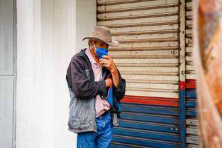 Homem caminha com máscara de proteção no rosto no Centro de Campo Grande (Foto: Henrique Kawaminami/Arquivo)