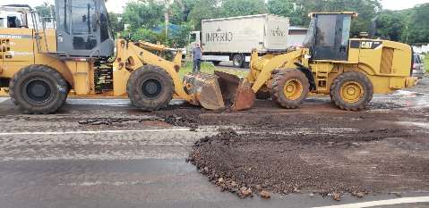 Com m&aacute;quinas, prefeitura inicia obras de reparo em rotat&oacute;ria