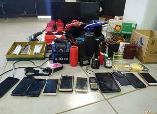 Celulares e outros objetos recuperados pela polícia. (Foto: Ivi Notícias) 