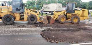 Máquinas iniciam obras de reparo após asfalto ser arrancado por enxurrada. (Foto: Marquinhos Trad)