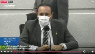 Vereador Carlão durante sessão na Câmara Municipal (Foto: Reprodução - Facebook)