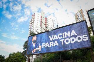 Outdoor na Ricardo Brandão - e outros nove na cidade - iniciam campanha pró-vacinação com Doria de &#39;garoto-propaganda&#39; (Foto: Henrique Kawaminami)