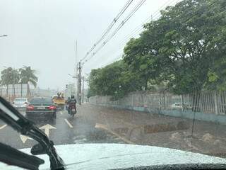 Chuva alaga ruas e carro fica ilhado em &#039;rio&#039; de enxurrada