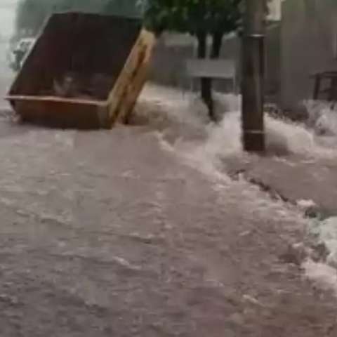 Enxurrada assusta pela for&ccedil;a e at&eacute; ca&ccedil;amba &eacute; carregada no Ch&aacute;cara Cachoeira