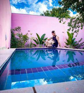 Danilo ao lado da piscina que ele e a avó sempre sonharam (Foto: Arquivo Pessoal)