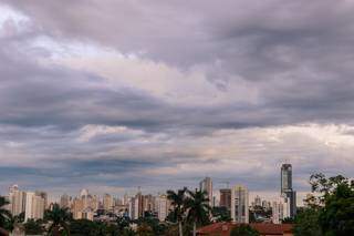 Com c&eacute;u entre nuvens, previs&atilde;o &eacute; de pancadas de chuvas durante todo o dia