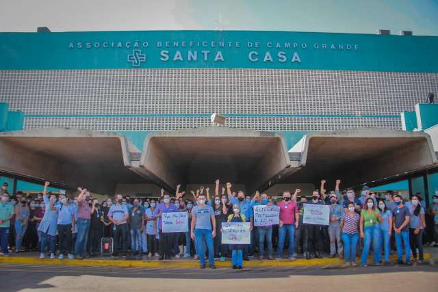 Sem 13&ordm;, funcion&aacute;rios cruzam os bra&ccedil;os em frente &agrave; Santa Casa