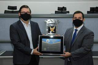 Vinhaes, à esquerda, recebe o título de cidadão de Campo Grande do vereador William Maksoud. (Foto: Divulgação)
