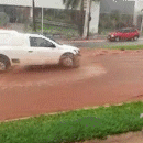 Chuva faz bueiros transbordarem e deixa Avenida Ricardo Brandão alagada 