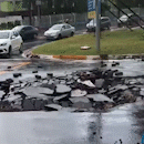 Chuva arranca asfalto em rotat&oacute;ria e assusta motoristas