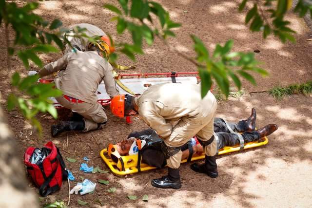 Susto: homem se distrai e acaba caindo no leito de c&oacute;rrego