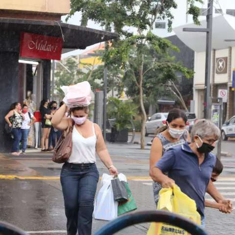 Tempo vira e chuva pega consumidores de surpresa no Centro de Campo Grande
