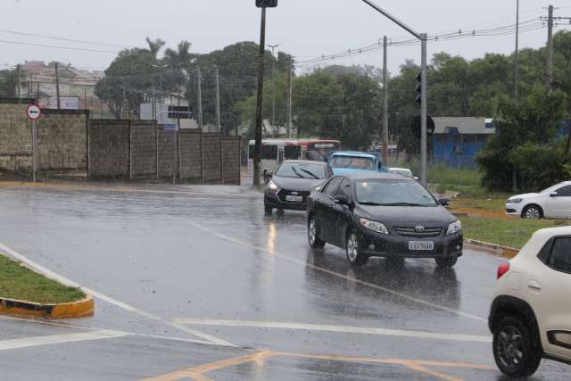 Prefeitura conclui reparos em asfalto de rotat&oacute;ria que cedeu com a chuva 